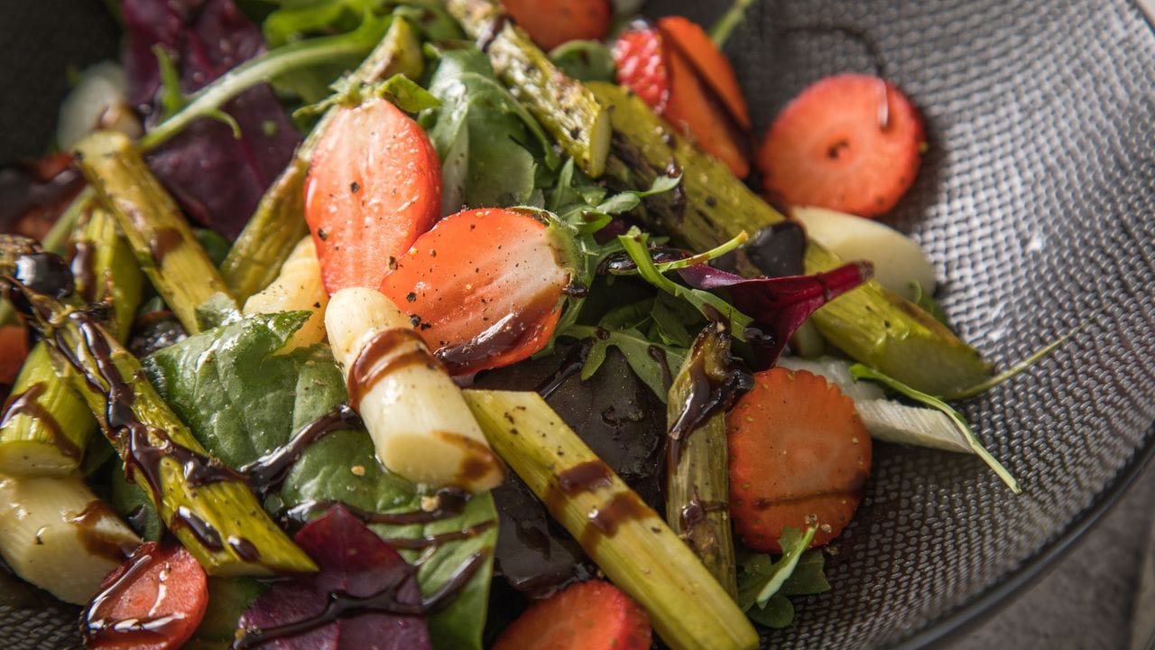 Spargelstücke für einen Salat schräg zu schneiden vergrößert die Oberfläche.