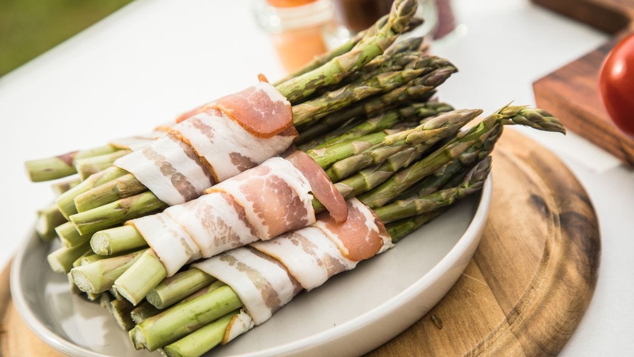 Herzhaft geräucherter Schinken - etwa aus dem Schwarzwald - verträgt sich gut mit grünem Spargel.