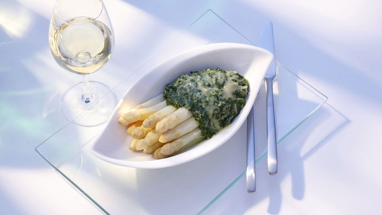 Ein trockener Sauvignon Blanc passt perfekt zu überbackenem Spargel mit Bärlauchpesto.