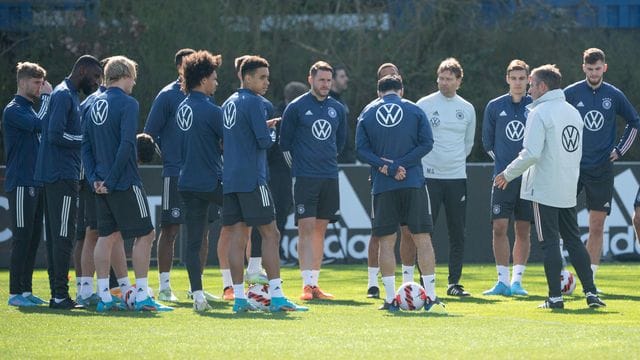 Bundestrainer Hansi Flick (r) wendet sich beim Abschlusstraining an die Spieler der Nationalmannschaft.