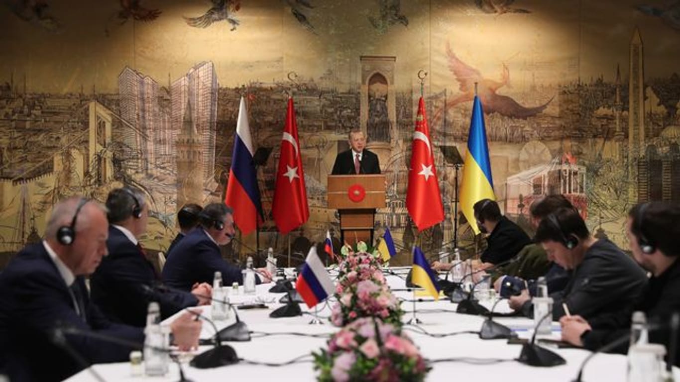 Der türkische Präsident Recep Tayyip Erdogan (M) hält eine Rede zur Begrüßung der russischen (l.