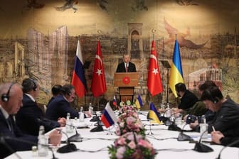 Der türkische Präsident Recep Tayyip Erdogan (M) hält eine Rede zur Begrüßung der russischen (l.