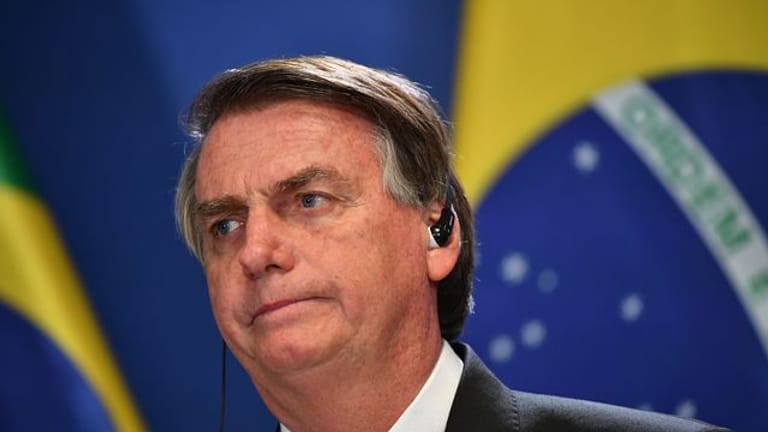Jair Bolsonaro: Der brasilianische Präsident hat offenbar noch immer mit den Folgen einer Stichverletzung zu kämpfen.