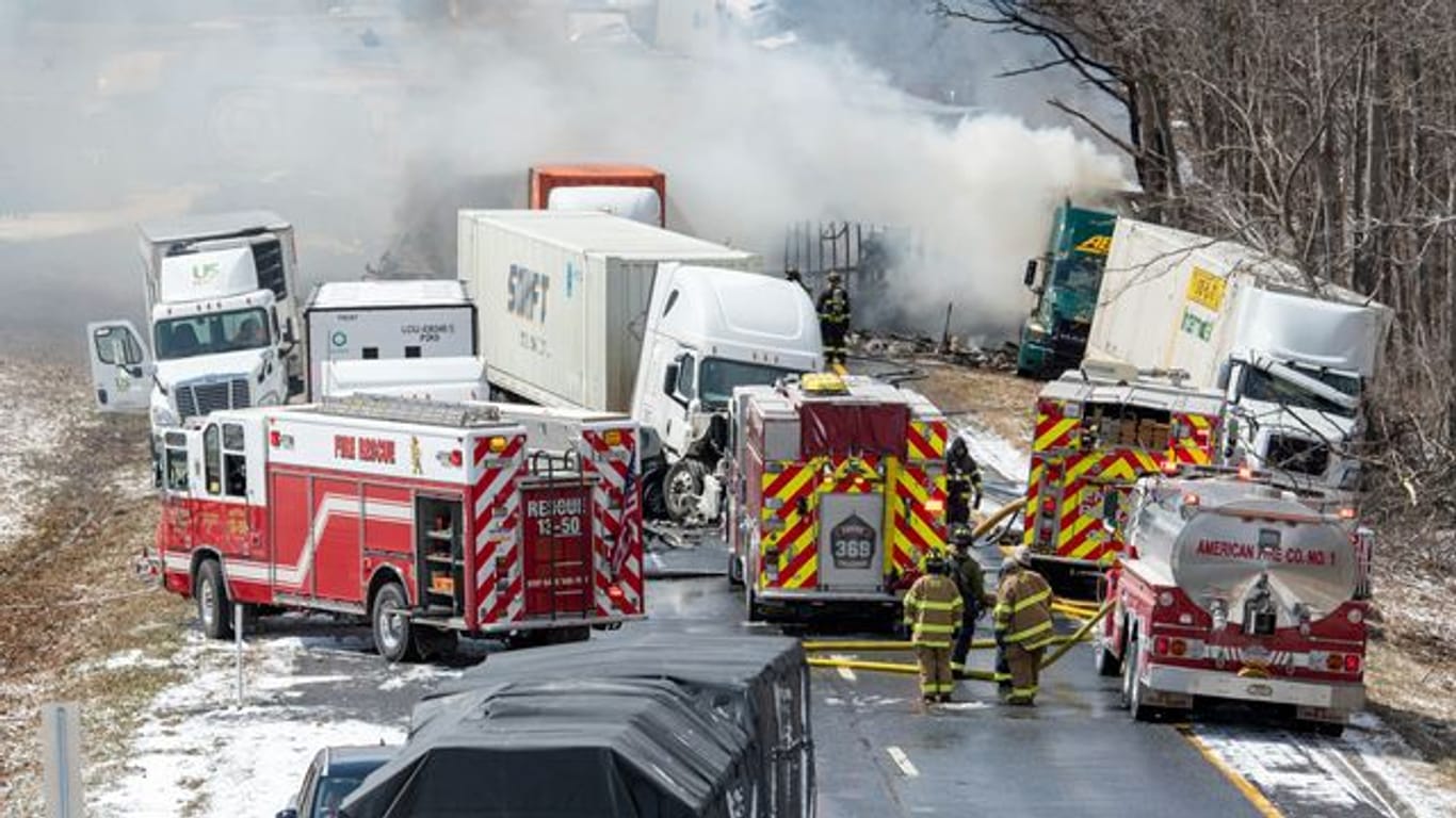 Ein Bild der Verwüstung: Mehrere Rettungswagen der Feuerwehr auf der Interstate 81.