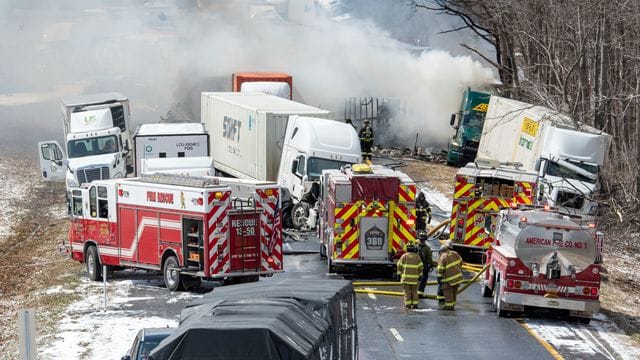 Ein Bild der Verwüstung: Mehrere Rettungswagen der Feuerwehr auf der Interstate 81. Ein Bild der Verwüstung: Mehrere Rettungswagen der Feuerwehr auf der Interstate 81.