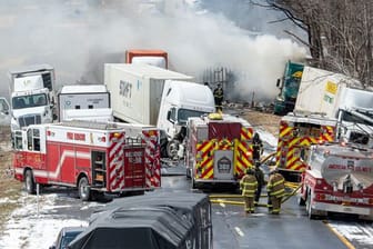 Ein Bild der Verwüstung: Mehrere Rettungswagen der Feuerwehr auf der Interstate 81.