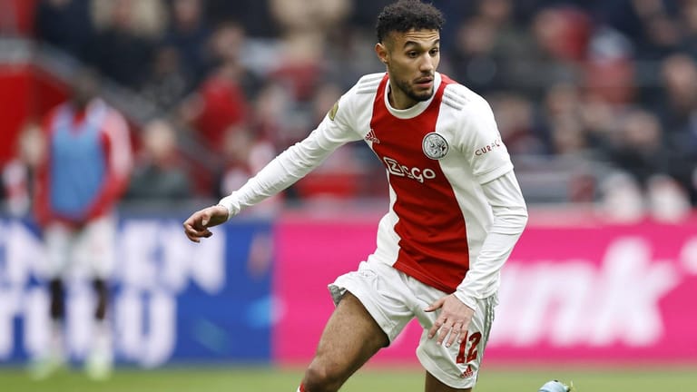 Noussair Mazraoui: Der Spieler von Ajax Amsterdam soll weit oben auf der Wunschliste des FC Bayern stehen.