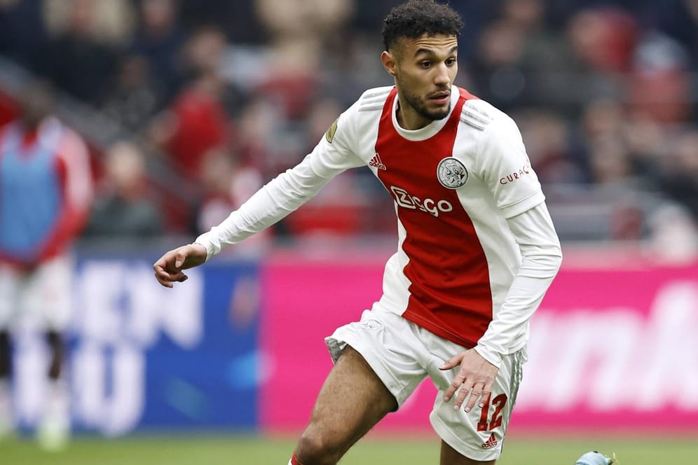 Noussair Mazraoui: Der Spieler von Ajax Amsterdam soll weit oben auf der Wunschliste des FC Bayern stehen.