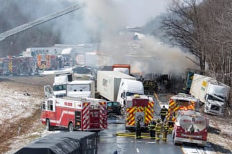 Massenkarambolage in Pennsylvania: Einsatzkräfte der Feuerwehr sind auf der Interstate 81 in der Näher der Ausfahrt Minersville im Einsatz.