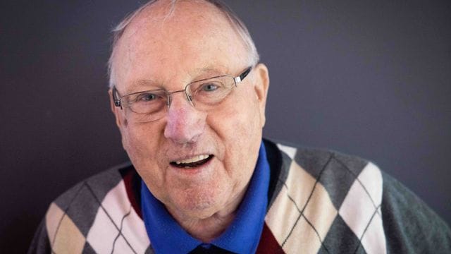 Uwe Seeler lächelt bei einem Interview in die Kamera.