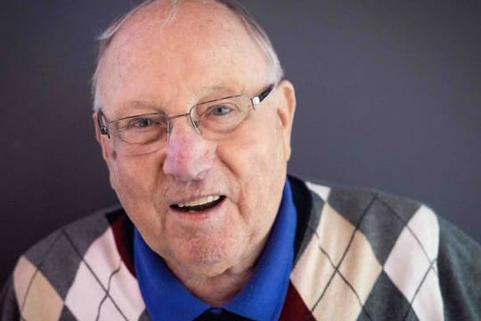 Uwe Seeler lächelt bei einem Interview in die Kamera.