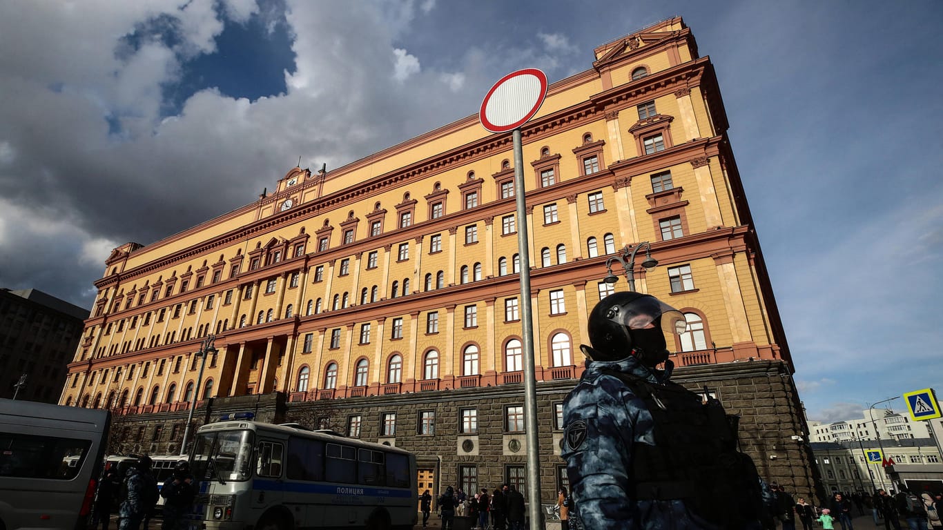 Polizist vor dem FSB-Hauptgebäude in Moskau: Weder der Geheimdienst noch die Regierung haben auf die Veröffentlichung der Daten reagiert. (Archivfoto)