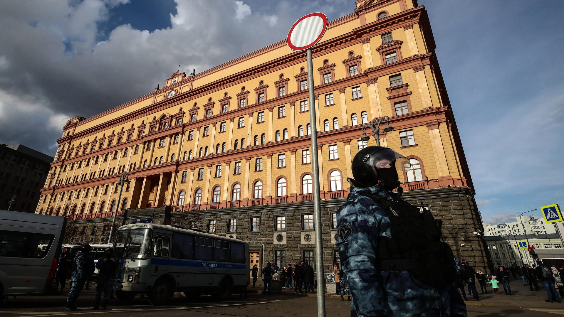 Polizist vor dem FSB-Hauptgebäude in Moskau: Weder der Geheimdienst noch die Regierung haben auf die Veröffentlichung der Daten reagiert. (Archivfoto)