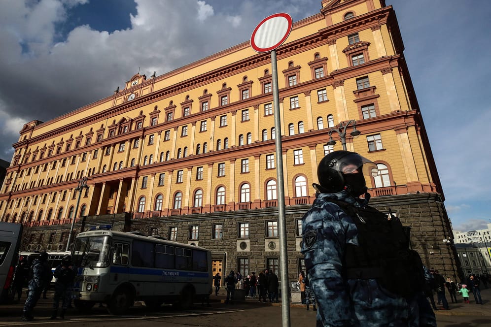 Polizist vor dem FSB-Hauptgebäude in Moskau: Weder der Geheimdienst noch die Regierung haben auf die Veröffentlichung der Daten reagiert. (Archivfoto)