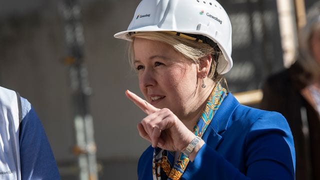 Franziska Giffey bei einem Gespräch während eines Baustellenrundgangs (Archivbild): Sie will sogenannte Modulwohnungen.