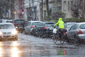 Schneefall im Frühling (Archivbild): In den nächsten Tagen fallen die Temperaturen, es wird in weiten Teilen Deutschlands frostig.