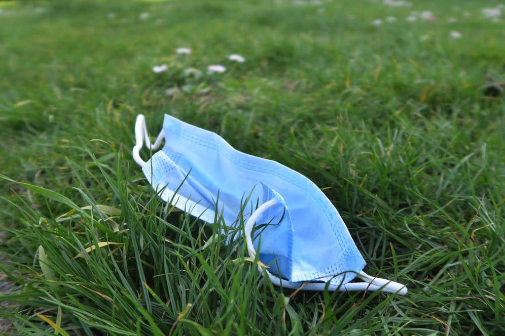 Mundschutz-Maske und FFP2 Maske in freier Natur (Symbolbild): Künftig soll die Maskenpflicht nur noch an bestimmten Orten gelten.