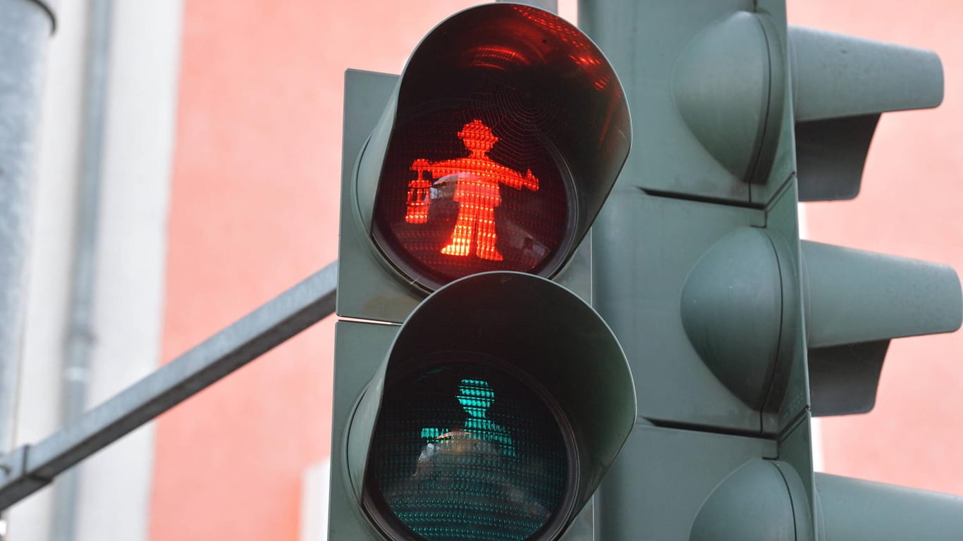Ein rotes Ampelmännchen (Symbolbild): Ein Elfjähriger ist über eine rote Ampel gelaufen.