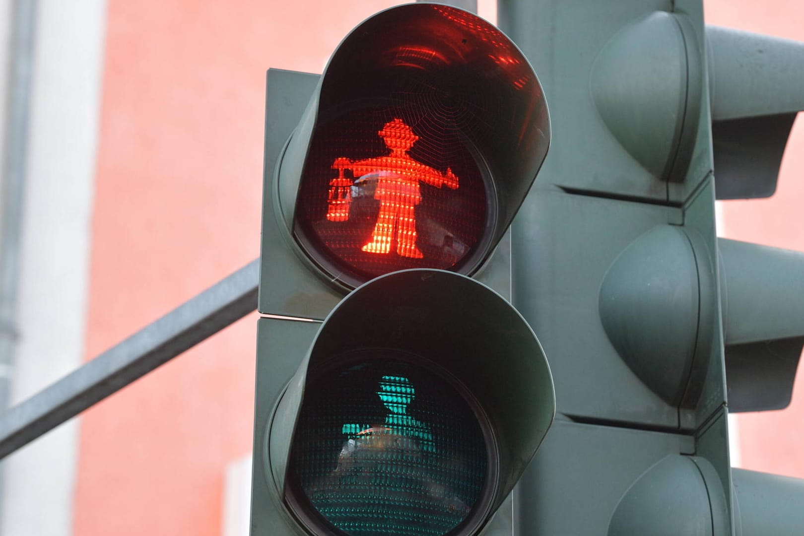 Ein rotes Ampelmännchen (Symbolbild): Ein Elfjähriger ist über eine rote Ampel gelaufen.