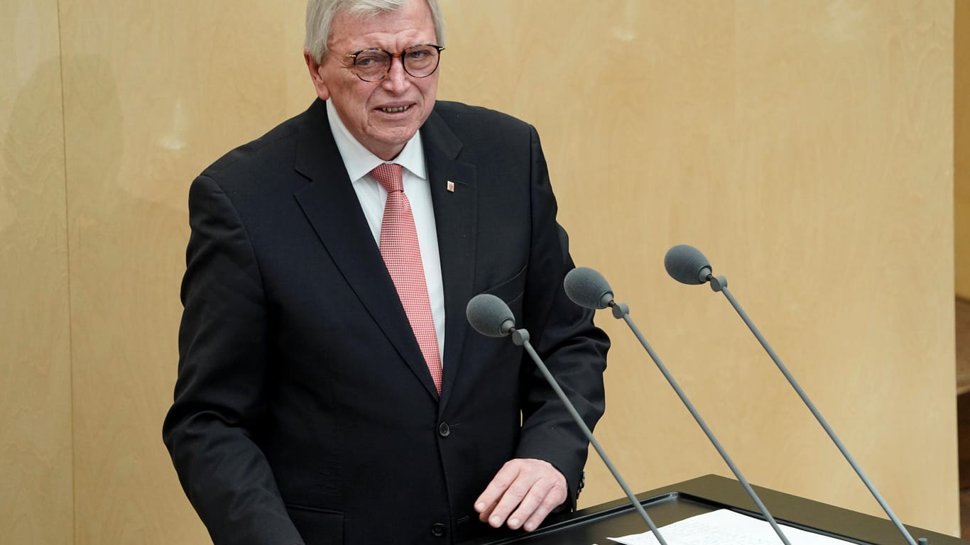 Hessischer Ministerpräsident Volker Bouffier (Archivbild): Er ruft zu Eigenverantwortung auf.