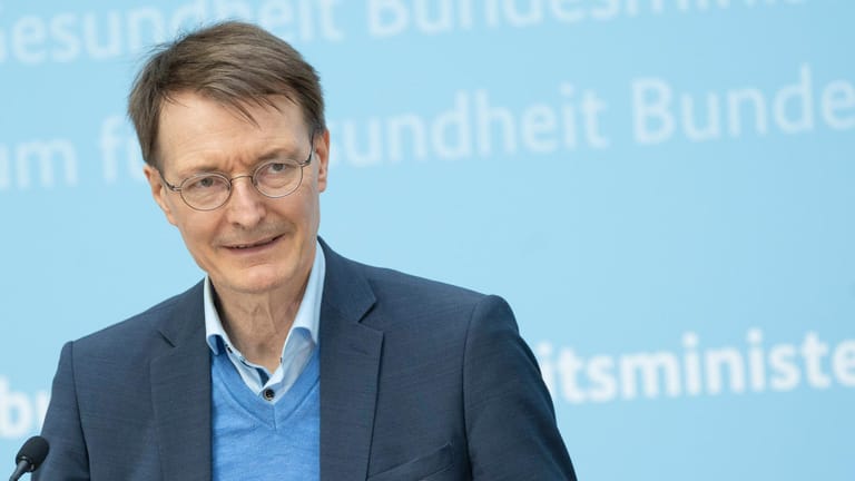 Karl Lauterbach: Der Gesundheitsminister beurteilt eine vierte Impfung für über 60-Jährige als "dringend nötig".