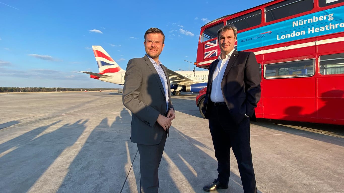 Ministerpräsident Markus Söder (rechts) und OB Marcus König am Flughafen: Hoher Besuch bei der Eröffnung der neuen Direktverbindung zwischen Nürnberg und London-Heathrow.