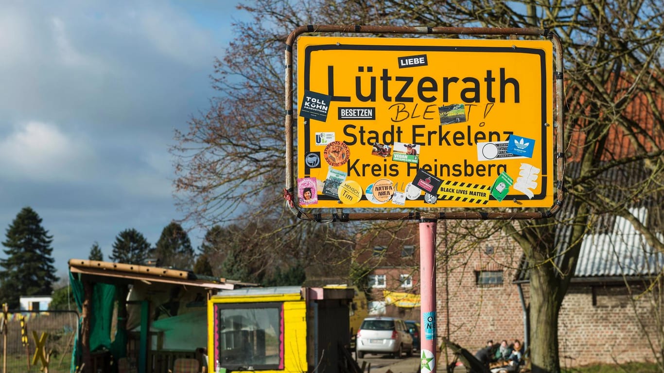Der Ortseingang von Lützerath: Das Dorf hätte nach Plänen von RWE schon längst den geräumt sein sollen. Doch der Widerstand von Bewohnern und Klimaschützern ist groß.