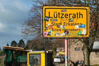 Der Ortseingang von Lützerath: Das Dorf hätte nach Plänen von RWE schon längst den geräumt sein sollen. Doch der Widerstand von Bewohnern und Klimaschützern ist groß.