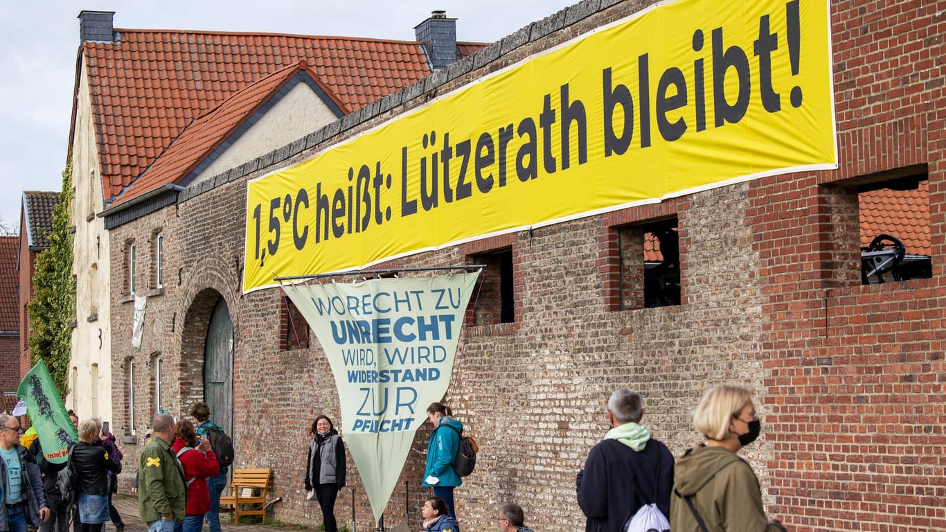 Demonstration in Lützerath im Herbst 2021: Seit mehreren Jahren setzen sich die letzten Bewohner des Dorfes gemeinsam mit Klimaschützern für einen baldigen Kohleausstieg ein. Und für den Erhalt aller Dörfer an der Abbruchkante.