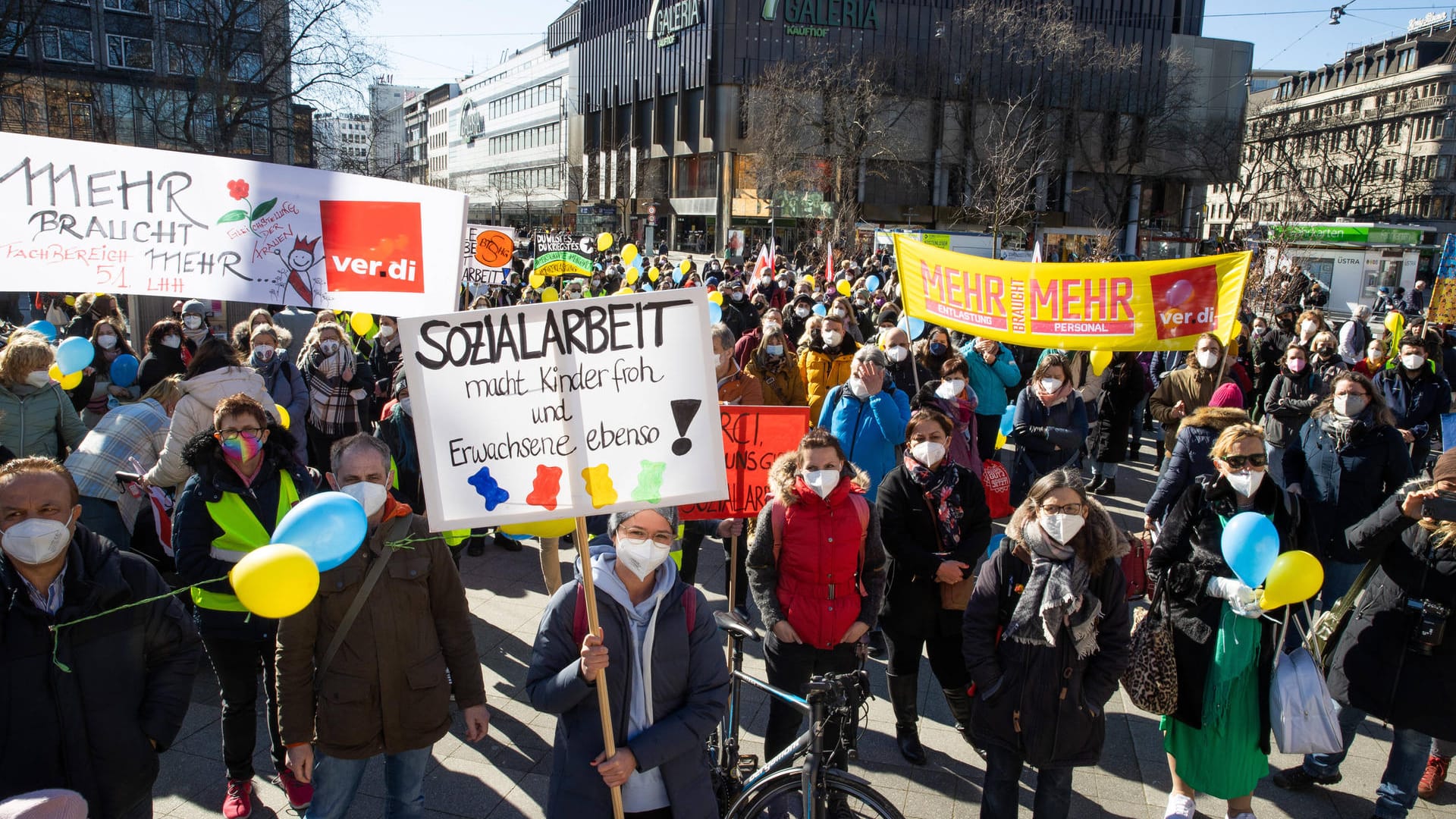 Beschäftige von Kindertagesstätten stehen bei einem Warnstreik vor dem Hauptbahnhof Hannover (Archivbild). Die Gewerkschaft Verdi hat die Beschäftigten zu ganztägigen Warnstreiks in Niedersachsen und Bremen aufgerufen.