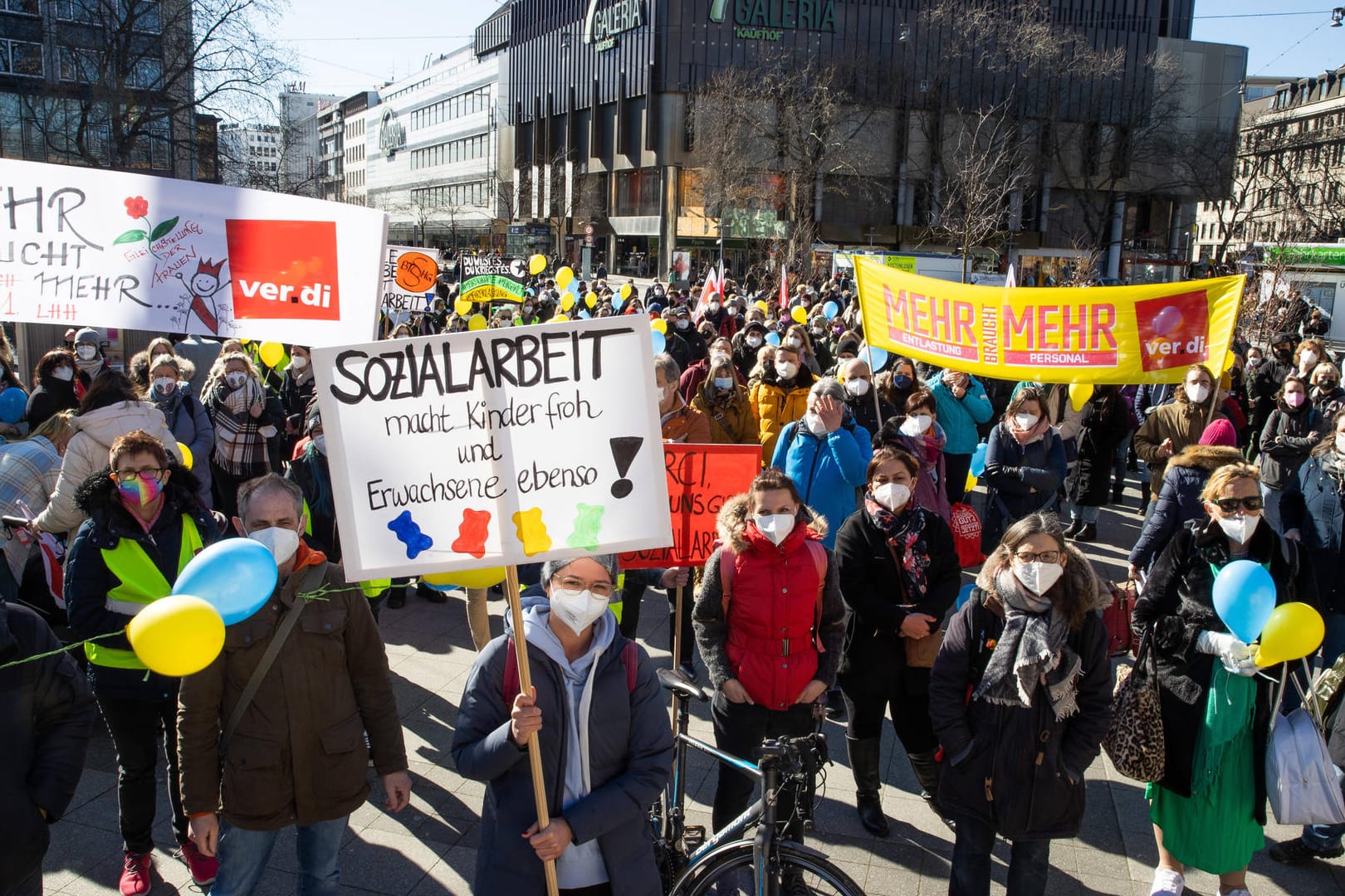 Beschäftige von Kindertagesstätten stehen bei einem Warnstreik vor dem Hauptbahnhof Hannover (Archivbild). Die Gewerkschaft Verdi hat die Beschäftigten zu ganztägigen Warnstreiks in Niedersachsen und Bremen aufgerufen.