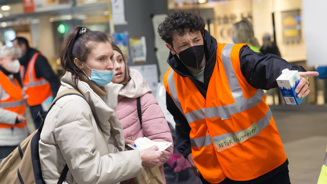 Mit der Bahn ankommende ukrainische Kriegsflüchtlinge werden im Hauptbahnhof von Freiwilligen versorgt (Archivbild): Die Solidarität ist in Berlin besonders groß, viele Helfer meldeten sich.