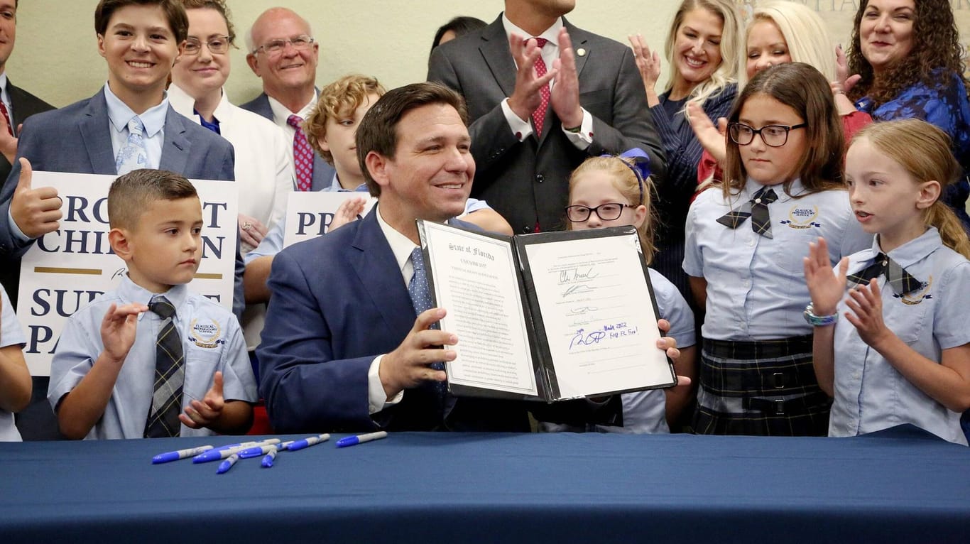 Florida, USA: Bei einem Pressetermin an einer Grundschule in Shady Hills unterzeichnete der Gouverneur Ron DeSantis ein umstrittenes Gesetz.