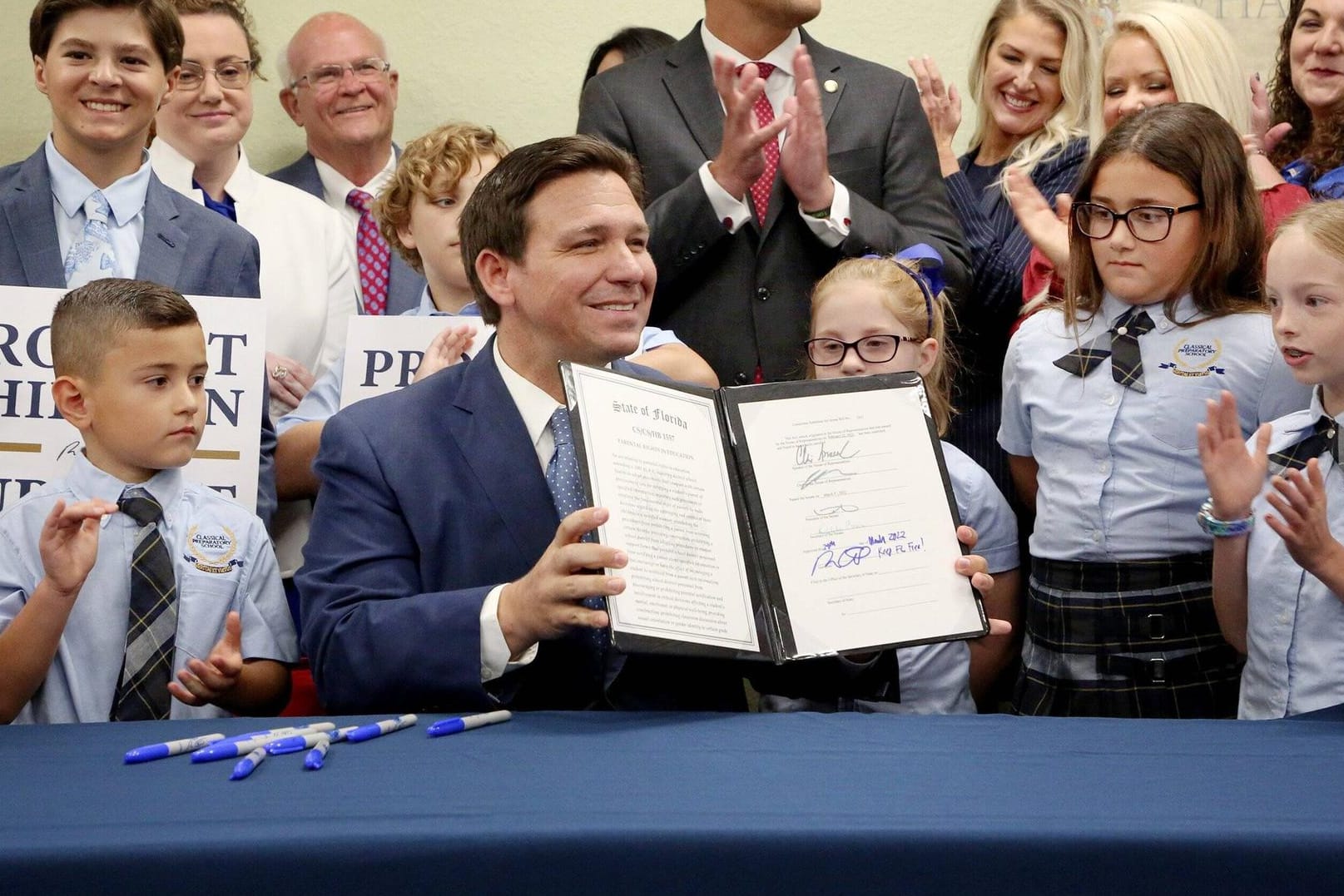 Florida, USA: Bei einem Pressetermin an einer Grundschule in Shady Hills unterzeichnete der Gouverneur Ron DeSantis ein umstrittenes Gesetz.