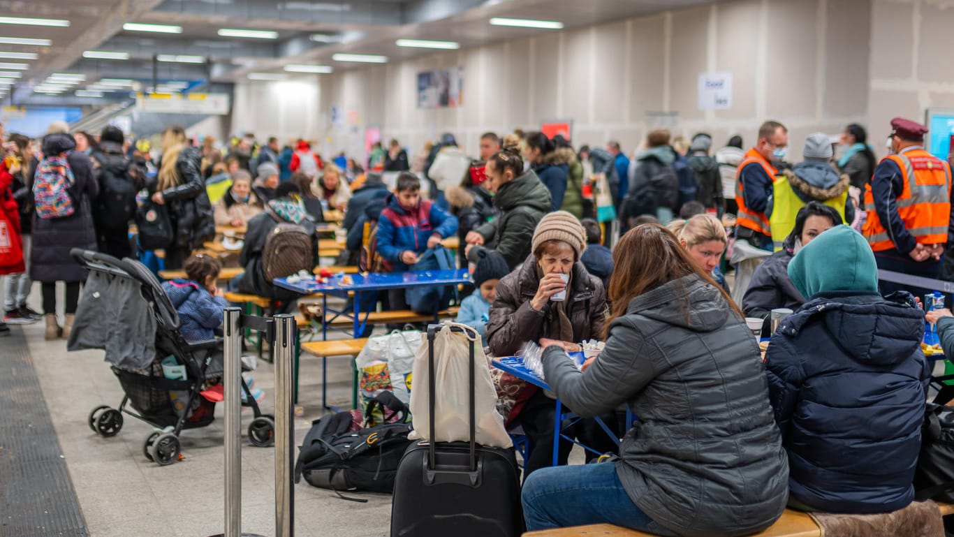 Erstversorgung von Geflüchteten auf einer Zwischenebene des Berliner Hauptbahnhofs (Archivbild): Zehntausende kamen hier schon an.