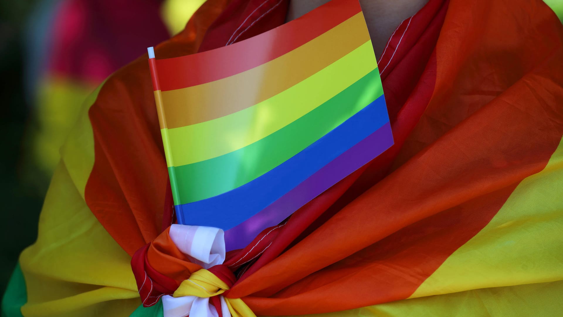 Regenbogenfahne (Symbolbild): Den homosexuellen Männern soll in Berlin notwendiger Schutz verweigert worden sein. Regenbogenfahne (Symbolbild): Den homosexuellen Männern soll in Berlin notwendiger Schutz verweigert worden sein.