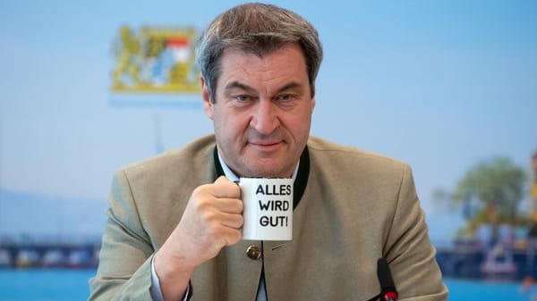 Markus Söder vor Beginn einer Kabinettssitzung mit einer Tasse mit der Aufschrift "Alles Wird Gut!" in der Staatskanzlei in München. Bayern soll nicht zum Hotspot erklärt werden.