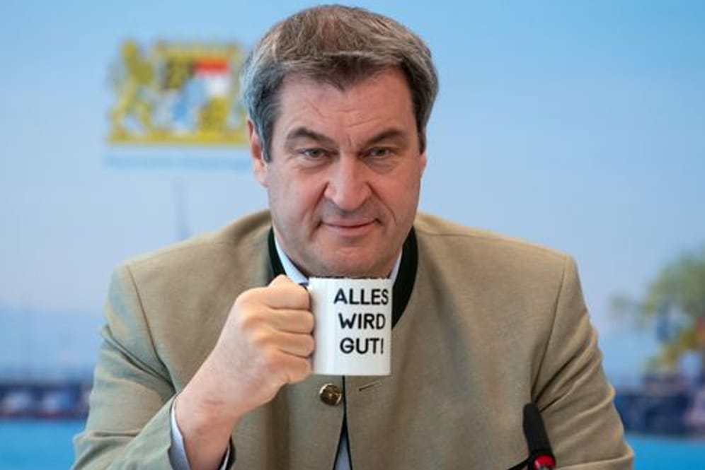 Markus Söder vor Beginn einer Kabinettssitzung mit einer Tasse mit der Aufschrift "Alles Wird Gut!" in der Staatskanzlei in München. Bayern soll nicht zum Hotspot erklärt werden.