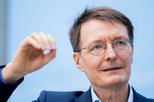 Karl Lauterbach (SPD) plädiert für einen zweiten Booster - aber noch nicht für alle.