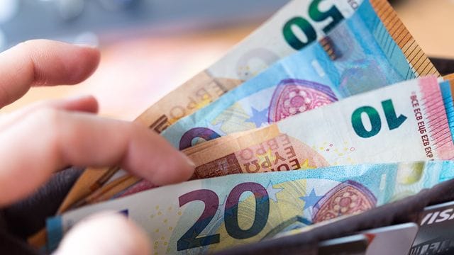 Finanzielle Sorgen oder das Gehalt - Geld ist ein heikles Thema. Finanzielle Sorgen oder das Gehalt - Geld ist ein heikles Thema.