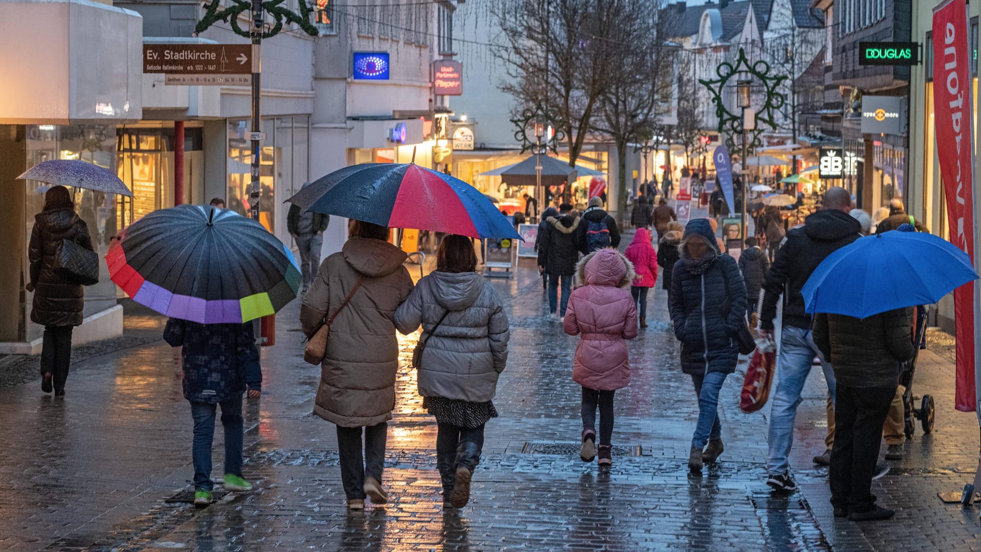 Menschen laufen mit Regenschirmen durch die Stadt (Symbolbild): In Nordrhein-Westfalen soll es in den nächsten Tagen neben Regenschauern auch kühler werden. Menschen laufen mit Regenschirmen durch die Stadt (Symbolbild): In Nordrhein-Westfalen soll es in den nächsten Tagen neben Regenschauern auch kühler werden.