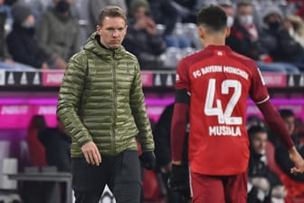 Julian Nagelsmann (l.) und Jamal Musiala: Der Youngster bekam in Abwesenheit der etablierten Spieler zuletzt mehr Einsatzzeit. Bald könnte der Bayern-Coach ein Luxusproblem im Mittelfeld haben.