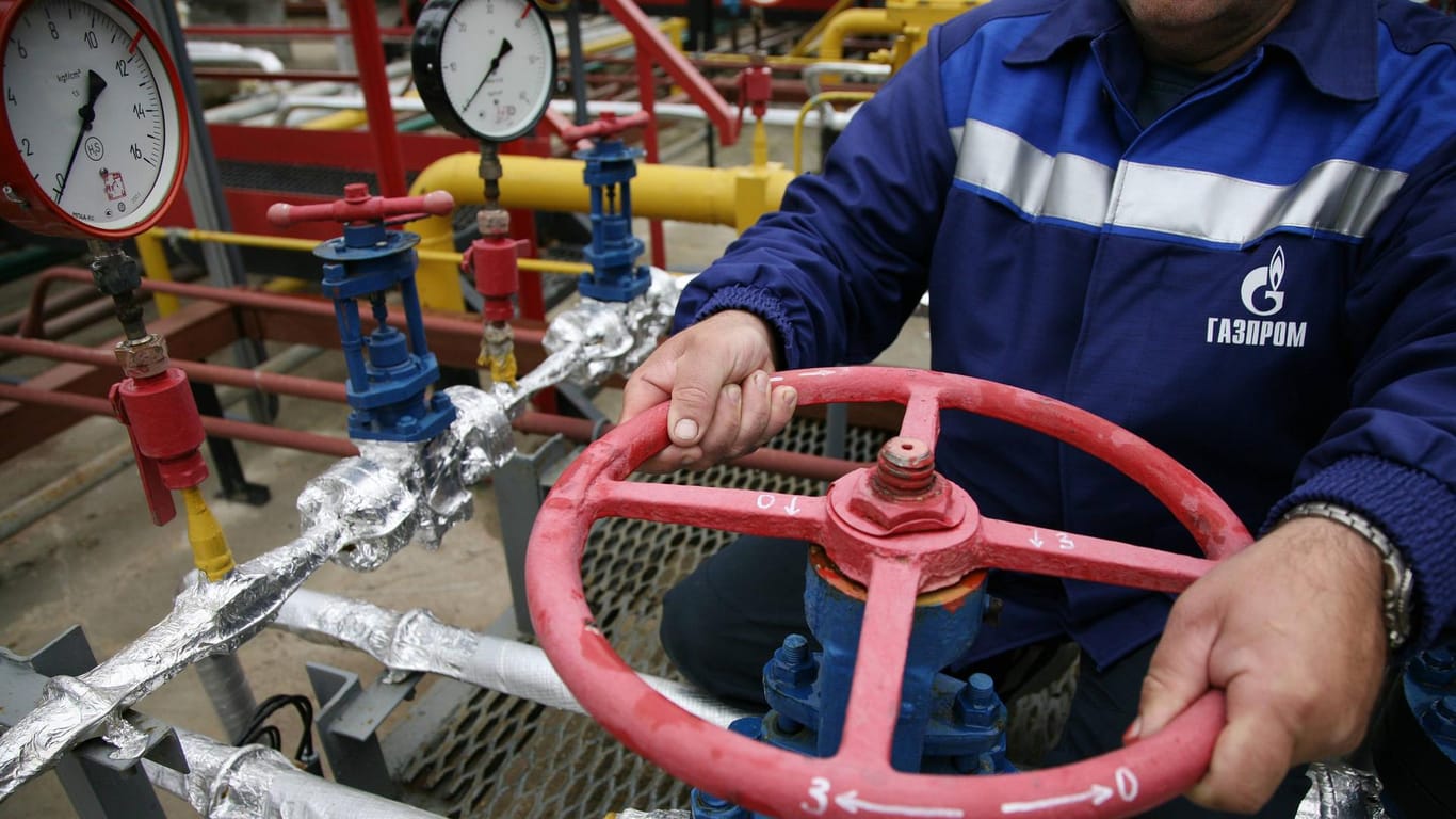 Ein Gazprom-Mitarbeiter in Russland: Deutschland droht ein Lieferstopp.