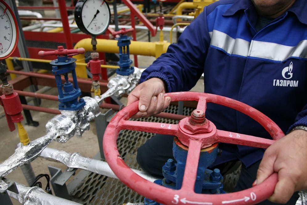 Ein Gazprom-Mitarbeiter in Russland: Deutschland droht ein Lieferstopp.
