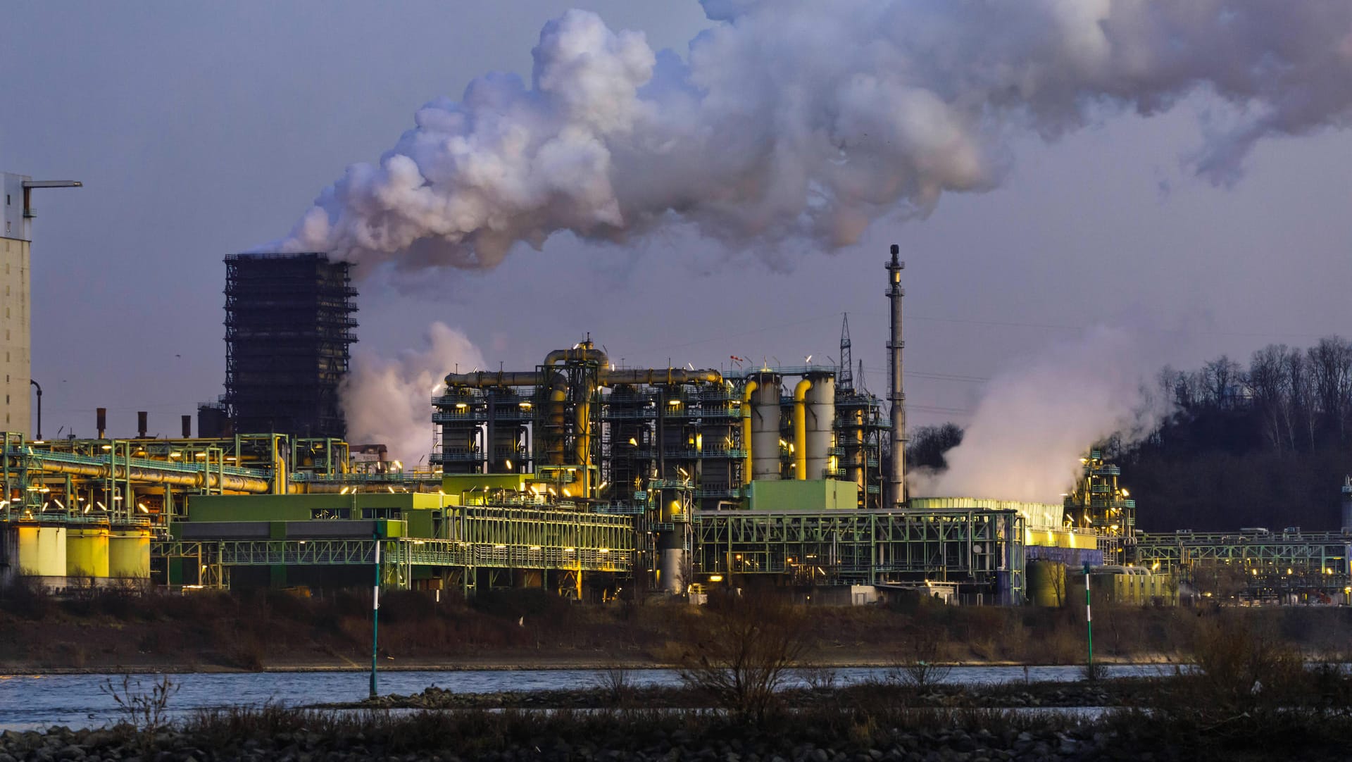 Kokerei von ThyssenKrupp in Schwelgern am Rhein (Symbolbild): Ein Energieembargo könnte die deutsche Wirtschaft stark treffen.