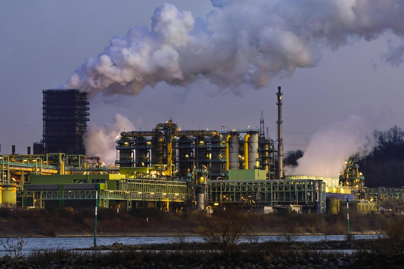 Kokerei von ThyssenKrupp in Schwelgern am Rhein (Symbolbild): Ein Energieembargo könnte die deutsche Wirtschaft stark treffen.