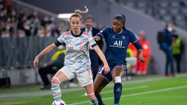 Bayerns Giulia Gwinn (l) schirmt den Ball vor Paris Kadidiatou Diani ab.