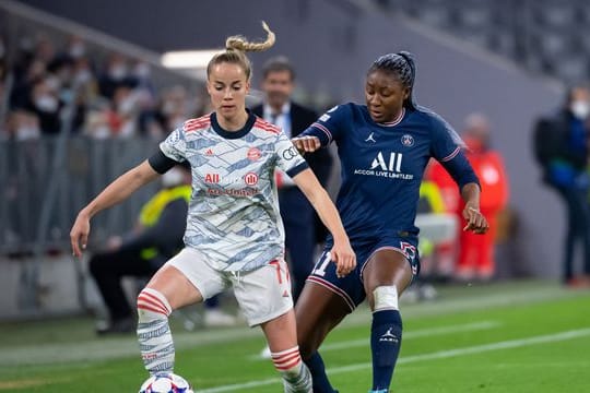 Bayerns Giulia Gwinn (l) schirmt den Ball vor Paris Kadidiatou Diani ab.