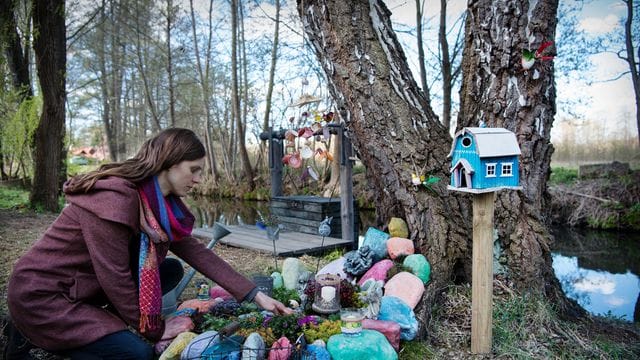 Jasmin Heyse (Sophie Lutz) trauert an der Gedenkstätte für ihre tote Tochter.