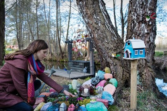 Jasmin Heyse (Sophie Lutz) trauert an der Gedenkstätte für ihre tote Tochter.